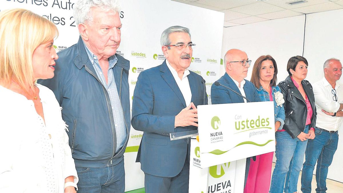 Román Rodríguez, en la noche electoral flanqueado por el actual diputado nacional, Pedro Quevedo, y Antonio Morales, entre otros.