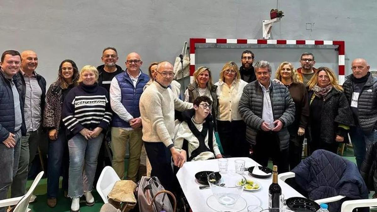El niño Oriol, en el centro, junto a su familia y las autoridades de sa Pobla durante un acto solidario celebrado en este municipio.