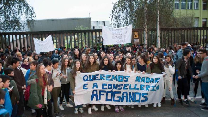 Alumnos del instituto Agra do Orzán, en una protesta en diciembre por no poder usar la piscina.