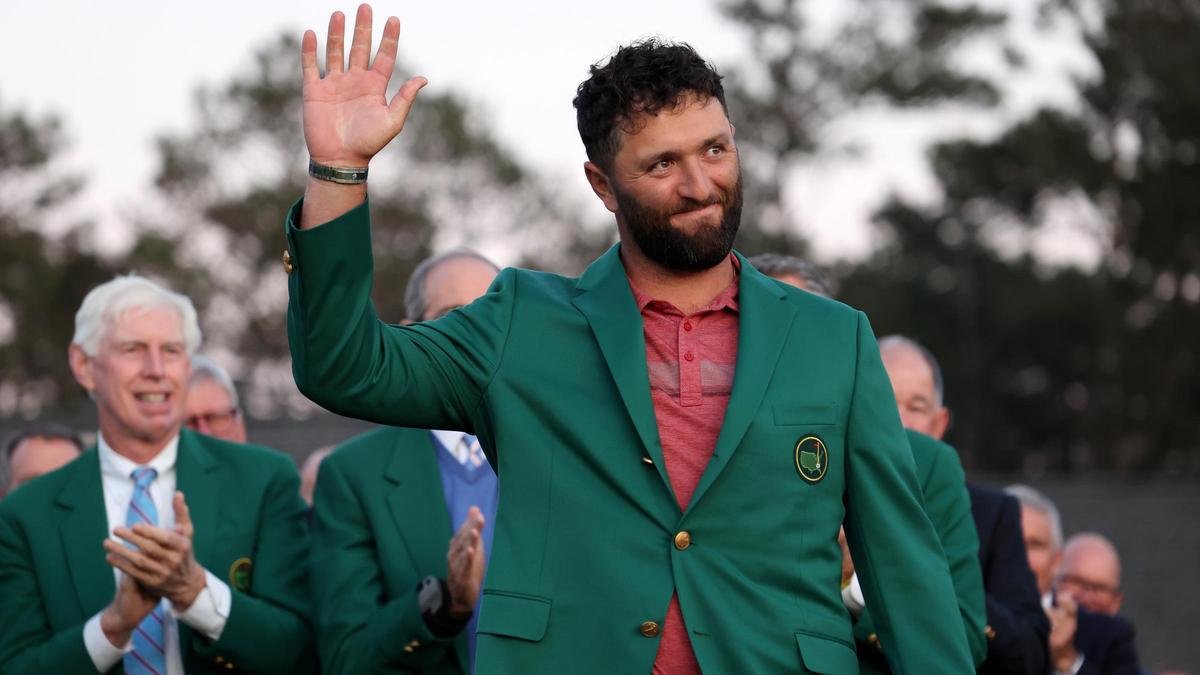 Rahm saluda a los aficionados tras enfundarse la famosa chaqueta verde de Augusta
