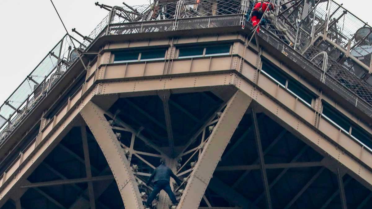 Detenido el escalador que trepó a la cumbre de la Torre Eiffel.