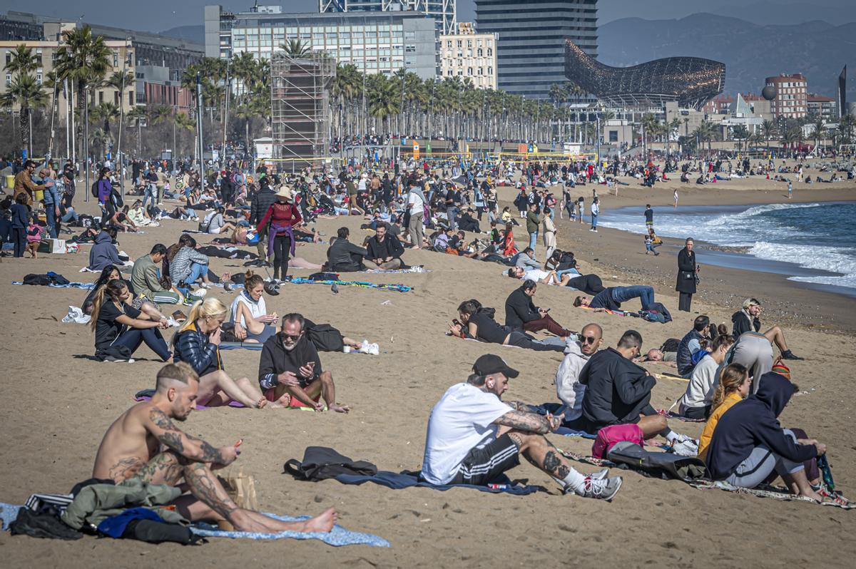 Los barceloneses acuden en masa a las playas de la ciudad para disfrutar del último día primaveral antes de la llegada del frío