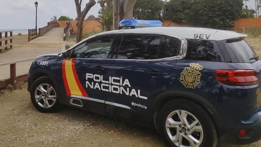 La Policía Nacional acude a una reyerta en Marbella y encuentra droga y un arma simulada