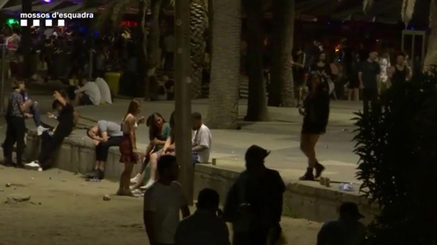 Dispositivo de los Mossos en el Port Olímpic de Barcelona, la noche del 31 de julio al 1 de agosto de 2019