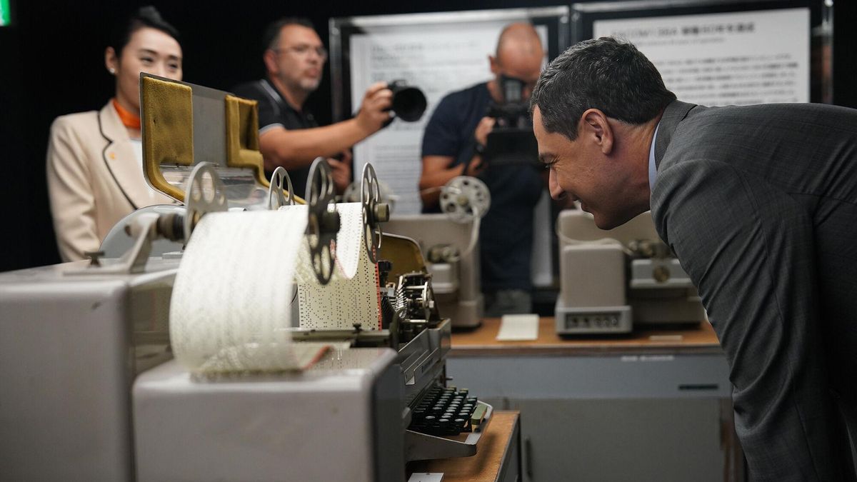 El presidente de la Junta de Andalucía, Juanma Moreno durante su visita a la multinacional japonesa tecnológica Fujitsu para abordar la creación de un laboratorio dirigido a ampliar la colaboración en materia de digitalización sanitaria.