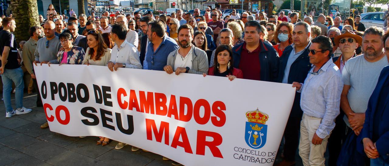 Xurxo Charlín, tras la pancarta reivindicativa en la concentración de Cambados contra Costas del Estado