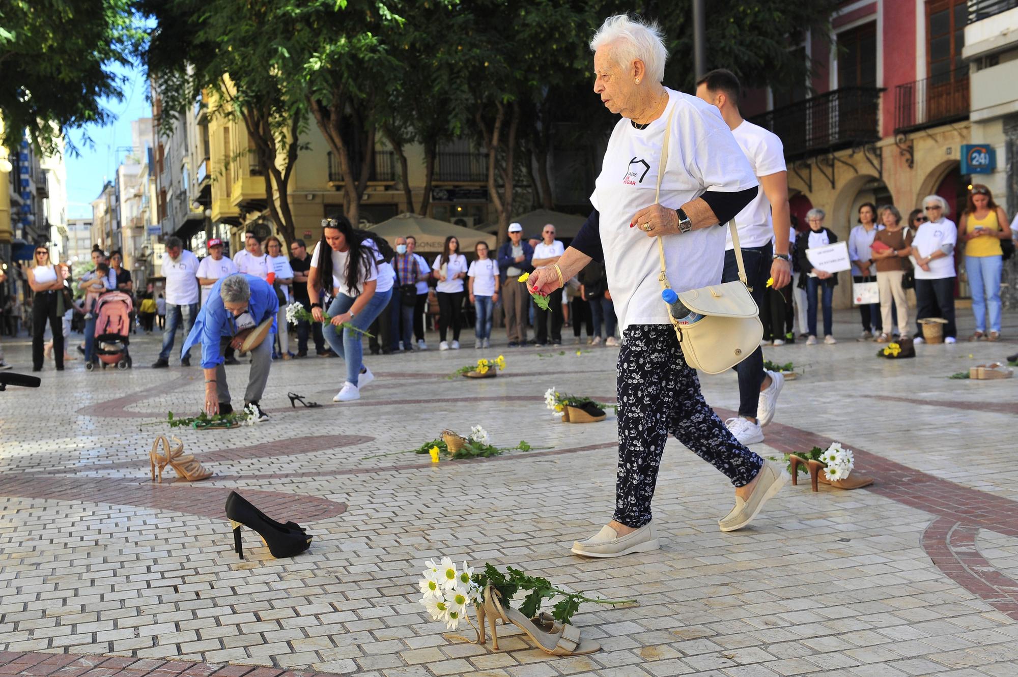 Concentración por los derechos de las personas sin hogar en Elche