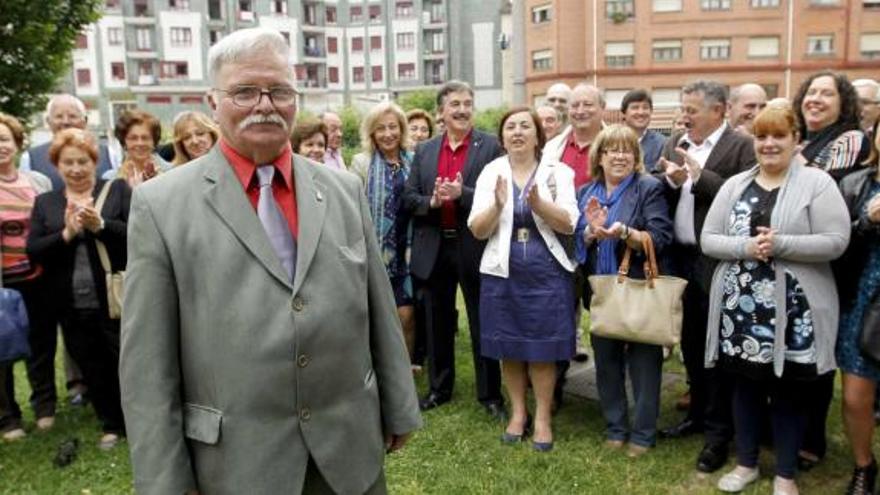 Eloy Rodríguez, en primer término, ayer, durante el homenaje que recibió de sus vecinos. | luisma murias