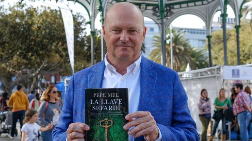 José Mel Pérez, en abril de 2019, con su novela, durante la Feria del Libro, en el Parque de San Telmo.