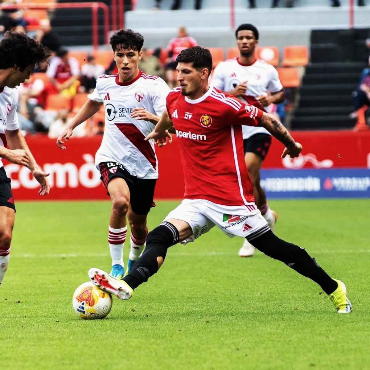 Álex Jiménez, perseguido por los defensores del Sevilla B, durante un partido de esta temporada.