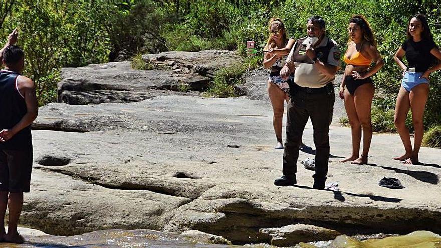 Guardes rurals vigilen que es compleixi la prohibició de banyar-se a la riera de Merlès