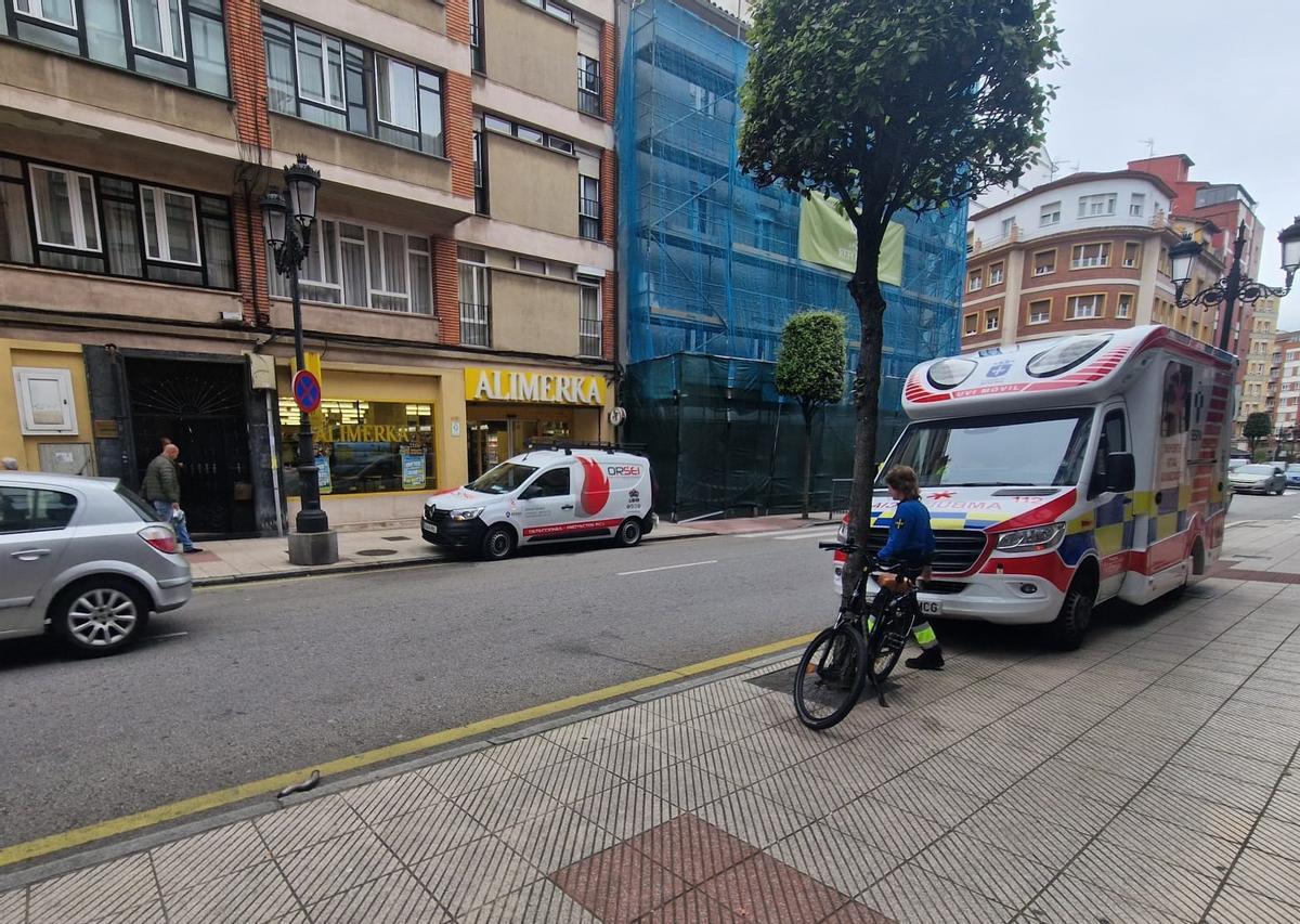 Una ambulancia aparcada frente al portal del despacho donde apareció el abogado apuñalado.