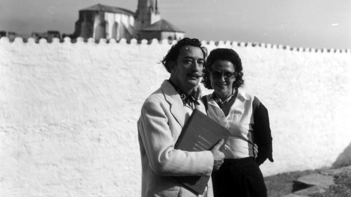 Dalí i Gala amb Cadaqués de fons.