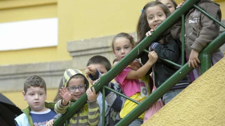 Un grupo de niños antes de entrar a clase en un colegio coruñés. / fran martínez