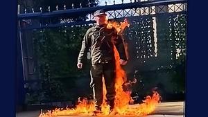 Captura del vídeo del soldado y militar americano, Bushnell, inmolándose frente el consulado de Israel