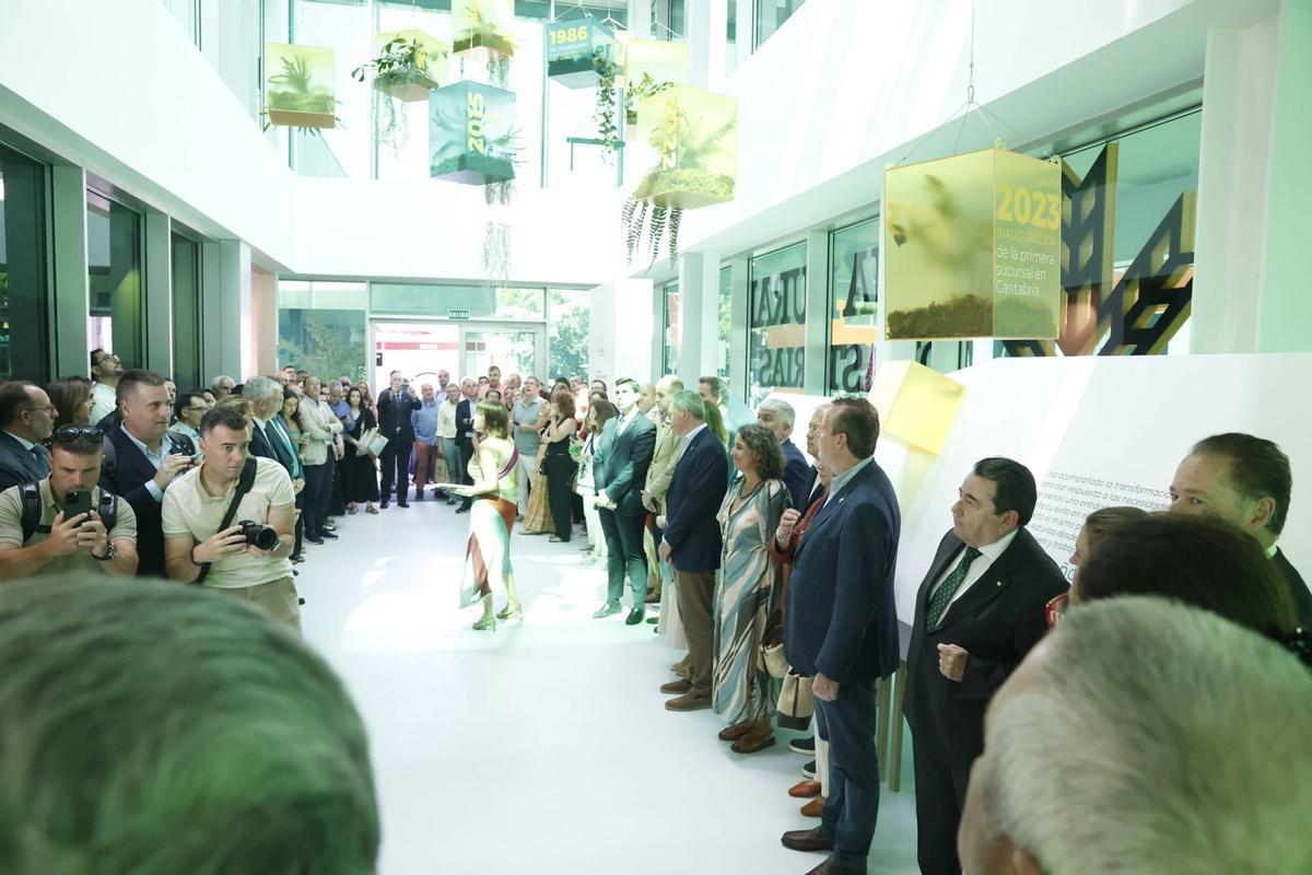 La inauguración institucional del pabellón de Caja Rural de Asturias en la Feria de Muestras, en imágenes