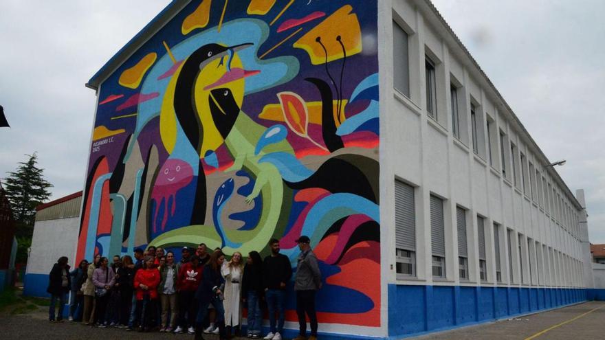 El mural, ayer, durante la inauguración.