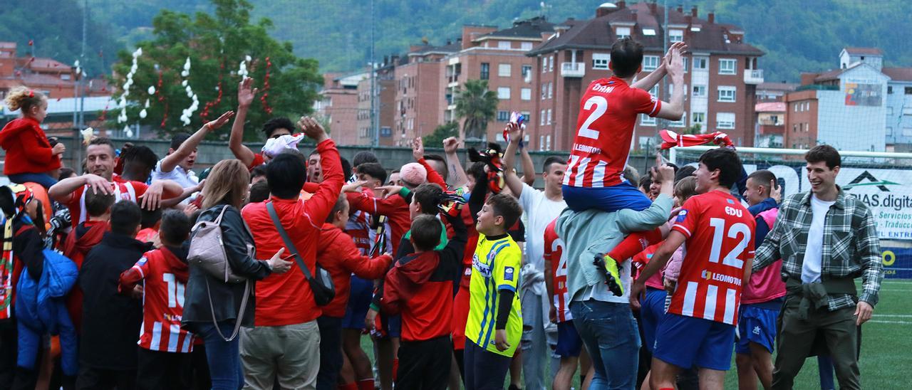 Aficionados y jugadores de L'Entregu celebran la victoria ante el Praviano