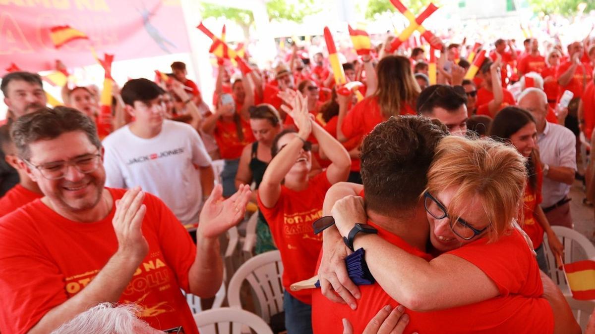 Familiares de Cata Coll y aficionados celebran la victoria de la selección española de fútbol femenino en la final del Mundial   en Pòrtol, Mallorca.