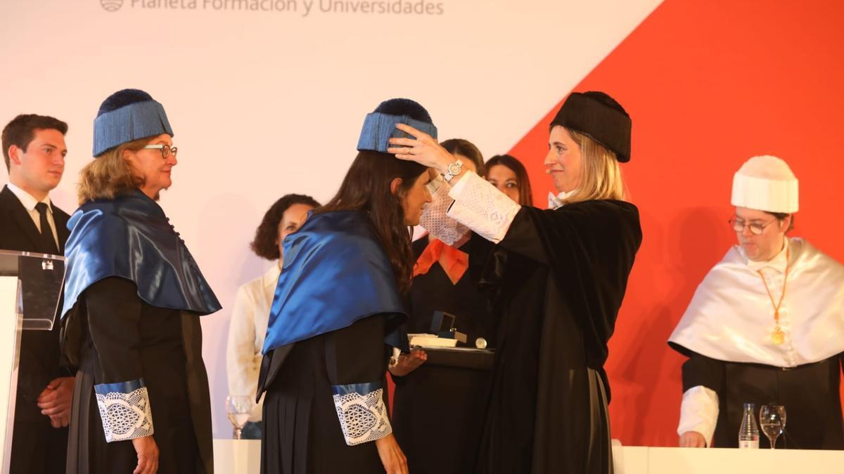 La investigadora María Blasco en el momento de ser investida doctora honoris causa en la VIU.