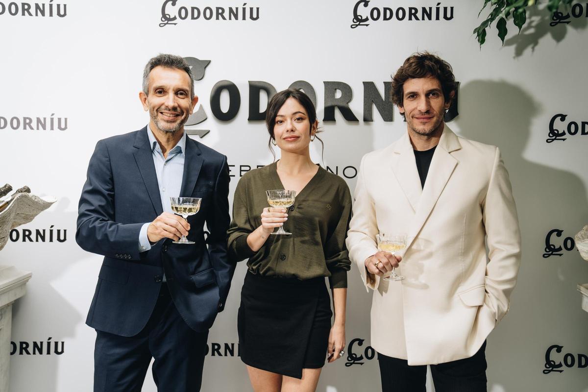 Sergio Fuster, CEO de Raventós Codorníu, junto a Anna Castillo y Quim Gutiérrez