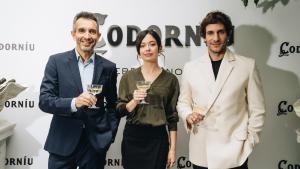 Sergio Fuster, CEO de Raventós Codorníu, junto a Anna Castillo y Quim Gutiérrez