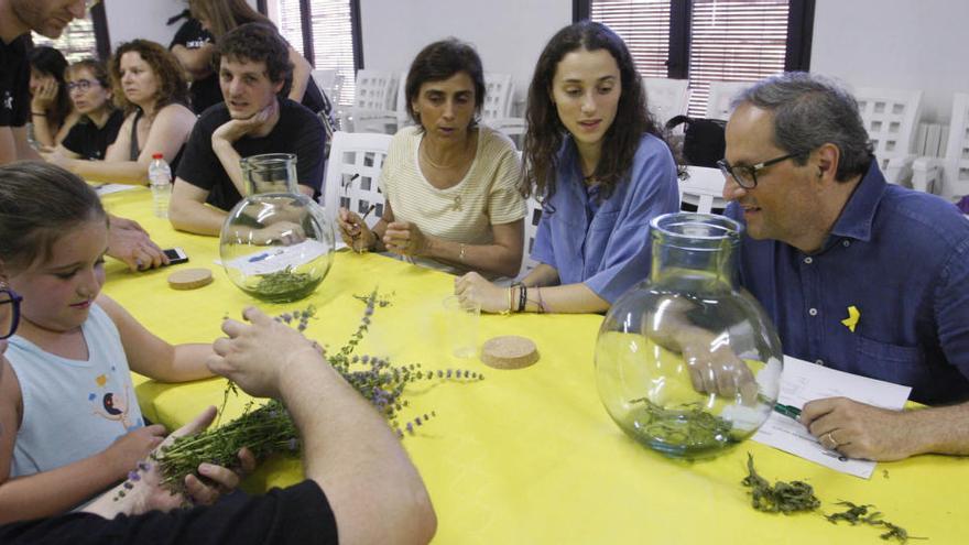 Quim Torra en un taller de Ratafia a Santa Coloma.