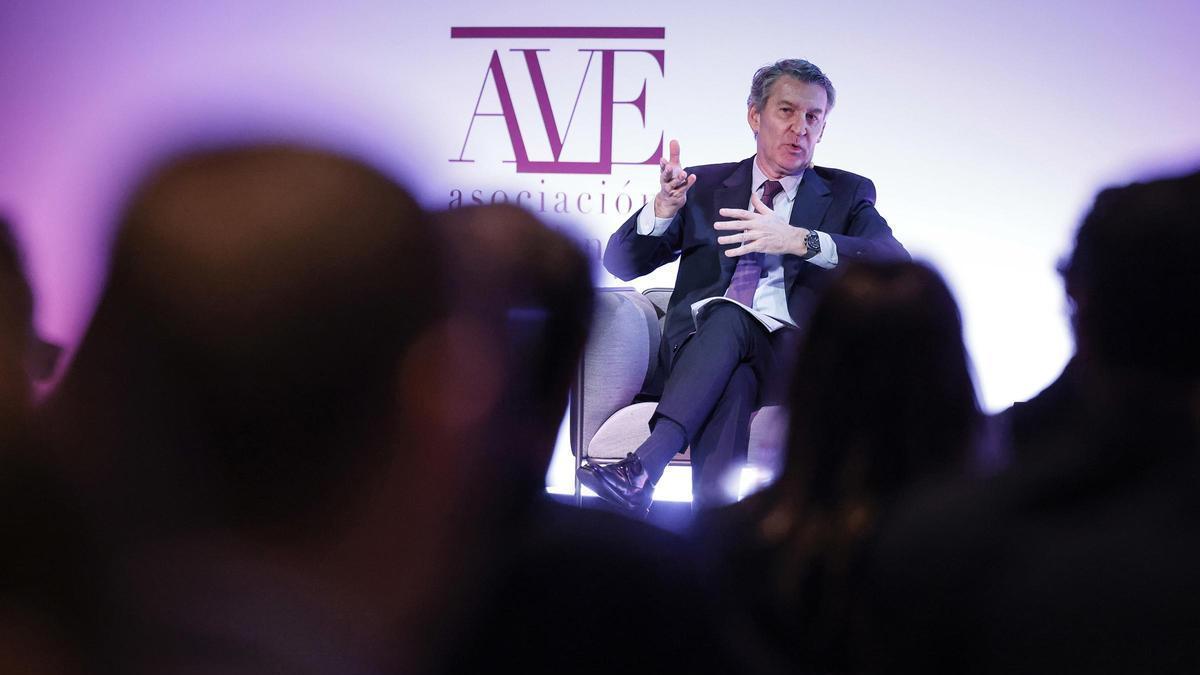 El líder del PP, Alberto Núñez Feijóo, participa en la asamblea anual de AVE.