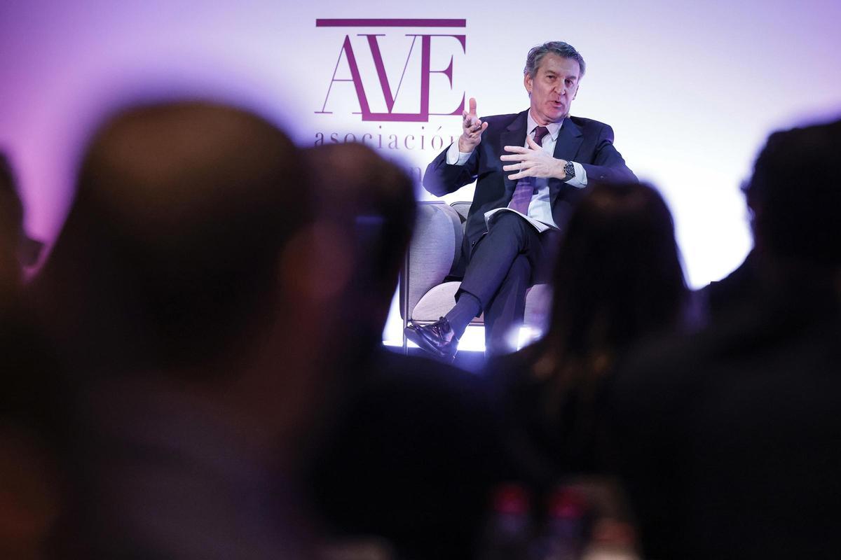 El líder del PP, Alberto Núñez Feijóo, participa en la asamblea anual de AVE.