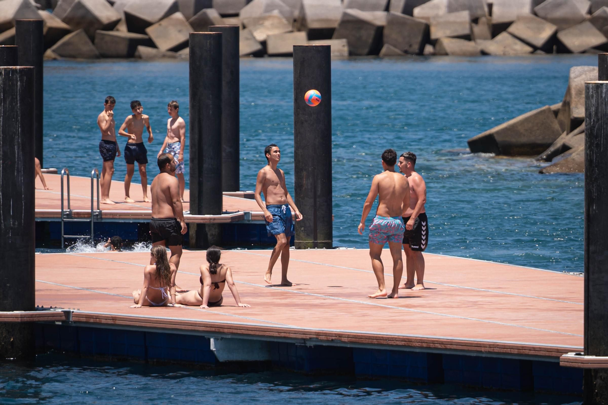 Los tinerfeños disfrutan del buen tiempo en la costa de Santa Cruz