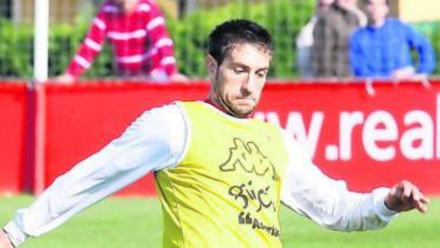 Sebastián Eguren controla el balón durante el entrenamiento de ayer.