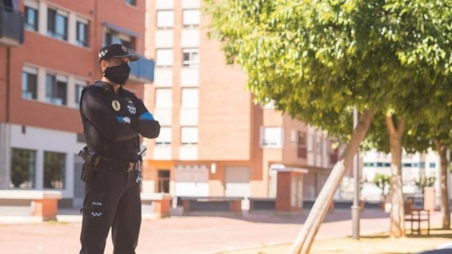 Pillados celebrando una fiesta en una casa en el barrio del Carmen