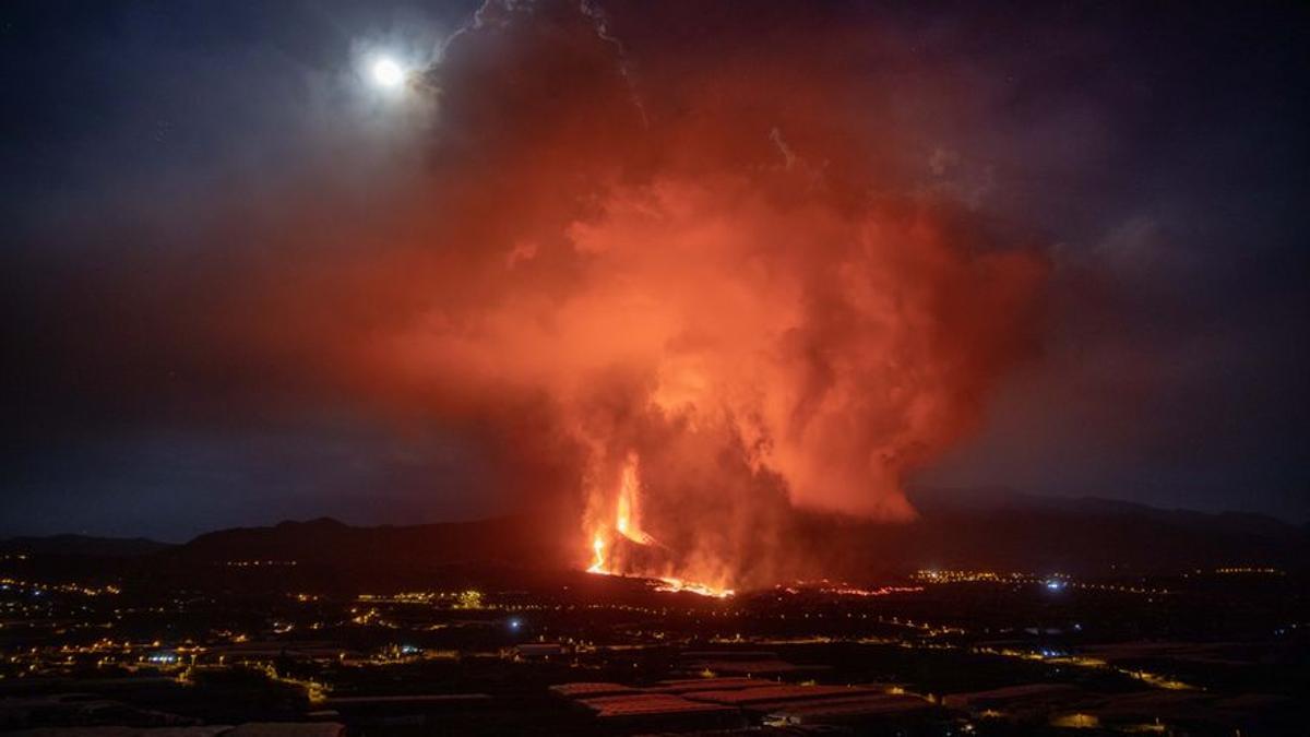 La lava cobreix el barri de Todoque i se situa a quilòmetre i mig de la costa La lava cobreix el barri de Todoque i se situa a quilòmetre i mig de la costa