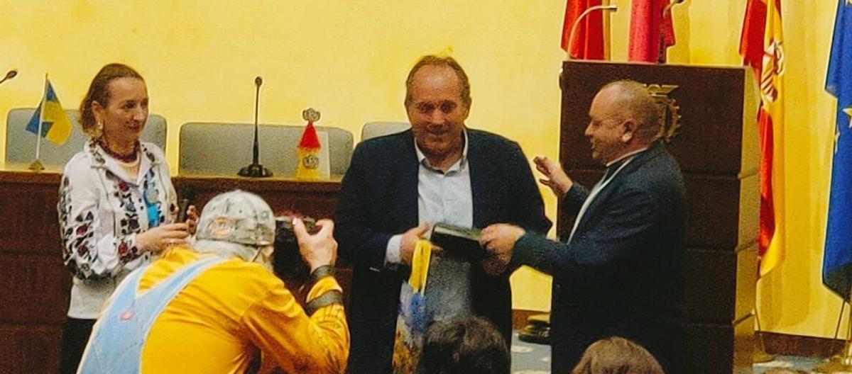 Instante en el que Rubén Escavy, presidente de Direcmur, recibe la distinción KRAI durante la celebración del Congreso de Asociaciones KRAI. | L.O.