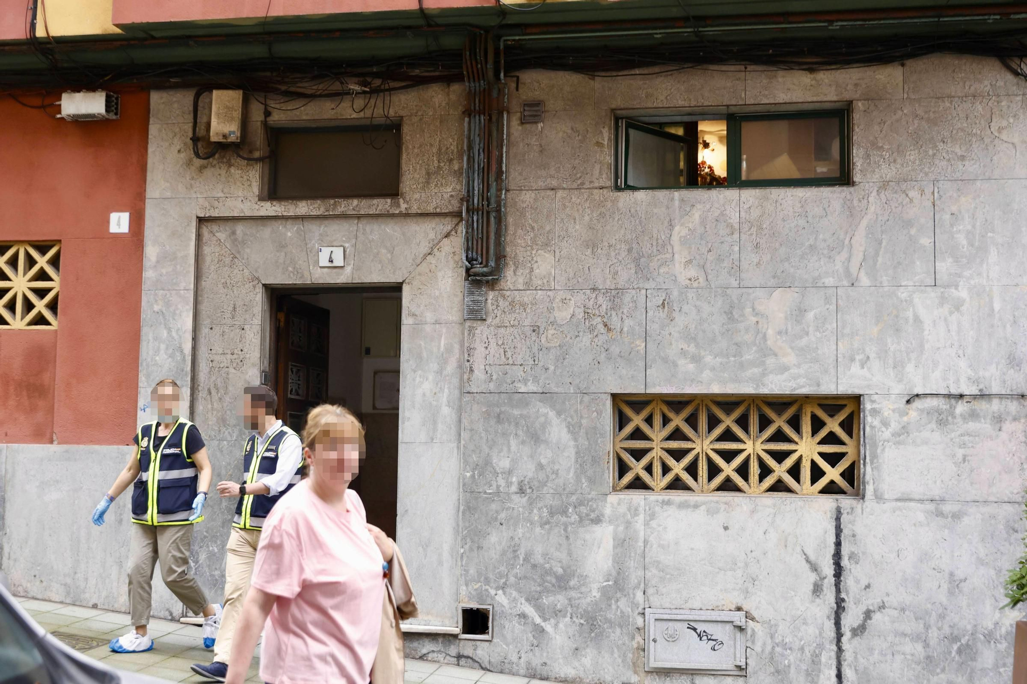 EN IMÁGENES: Hallan el cadáver de una mujer en el registro de un piso de Gijón metido en una bolsa de basura