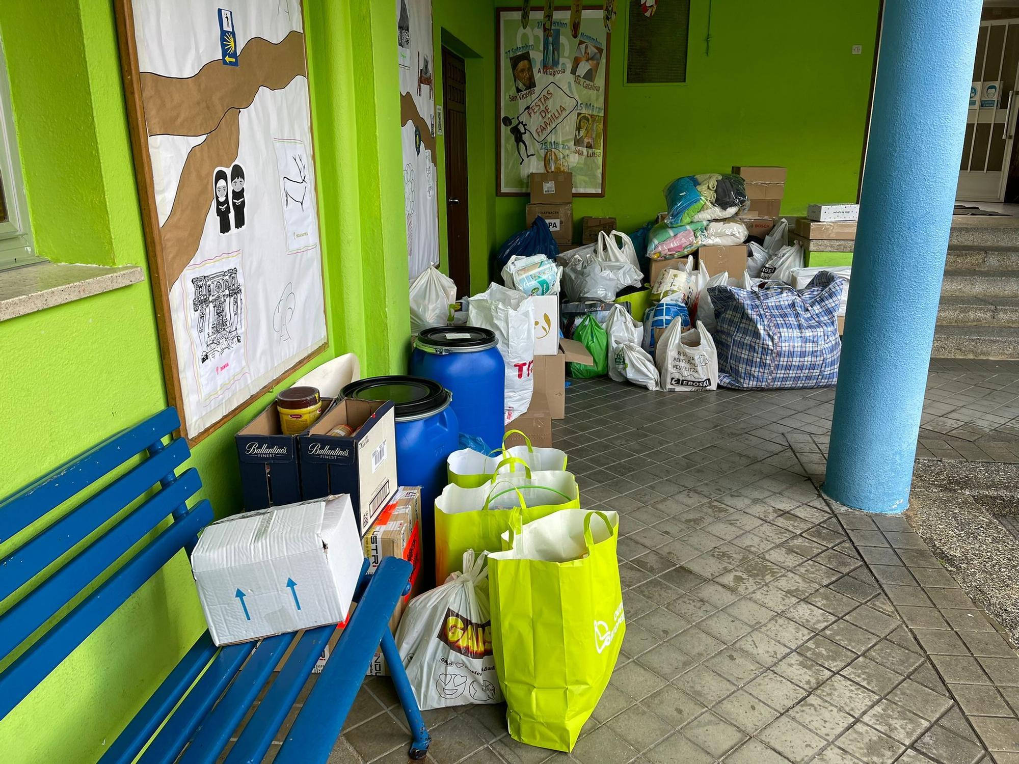 Nenos decorando e escribindo mensaxes de apoio a nenos ucranianos durante a campaña organizada no Colegio Virxe Milagrosa