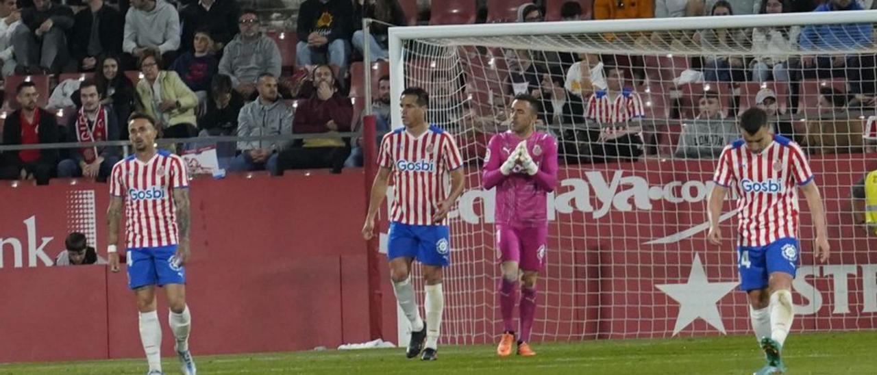 Els jugadors del Girona, després del 0-1 del Tenerife. | MARC MARTÍ