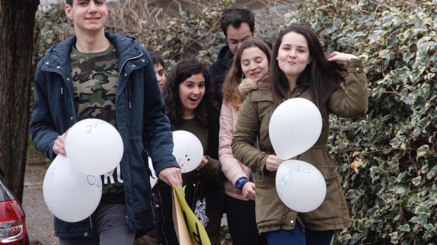 Abrazos y globos para celebrar el Día de la Paz en Bueu