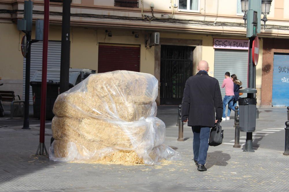 Misterios por resolver: en Matías Perelló-Luis Santángel, además de los sacos de arena, han descargado balas de paja.