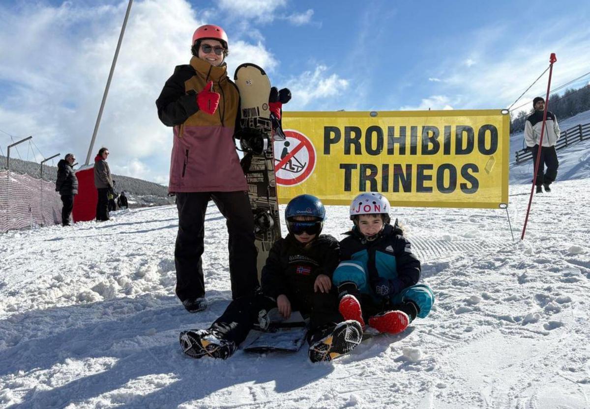 Paula Ferreira, con sus sobrinos Jorge y Jon San Miguel.