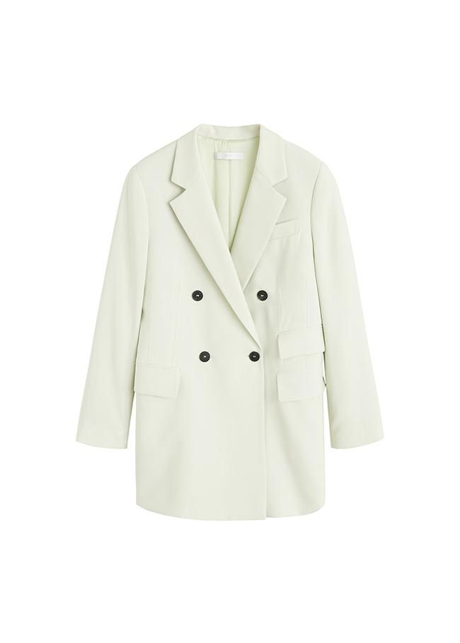 Chaqueta de tipo 'blazer' con diseño estructurado, cuello de solapa y puños abotonados, de Mango