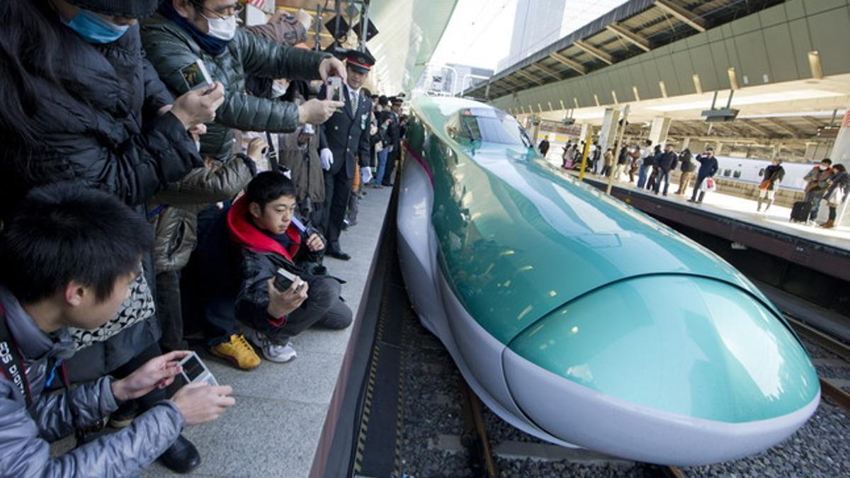 Llegada del tren de alta velocidad Hayabusa Shinkansen a la estación de Tokio, Japón, durante su presentación.