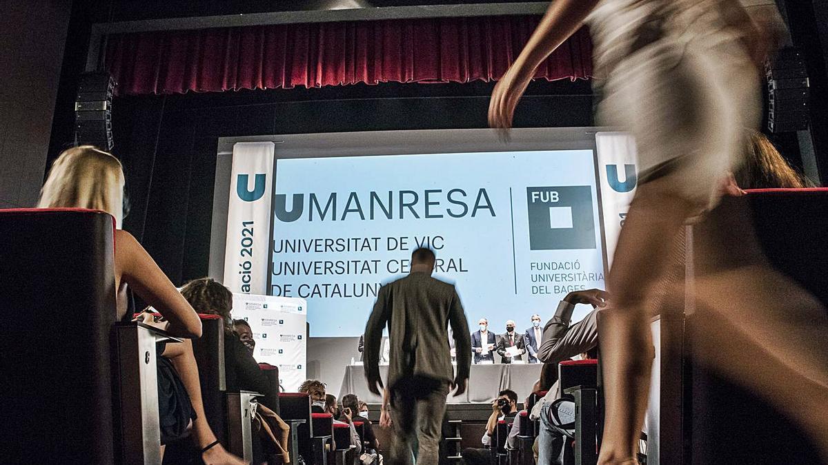 Pujada d’alumnes a l’escenari per recollir els diplomes de graduació, ahir  | OSCAR BAYONA