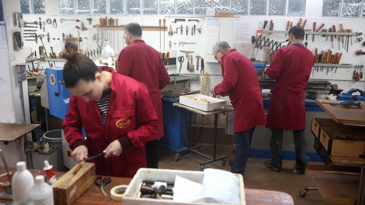 Traballadores no obradoiro Seivane