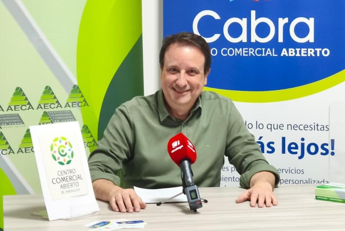 Juan Antonio Cerrillo, presidente de AECA, durante la rueda de prensa para presentar las tarjetas monedero para el comercio de Cabra.