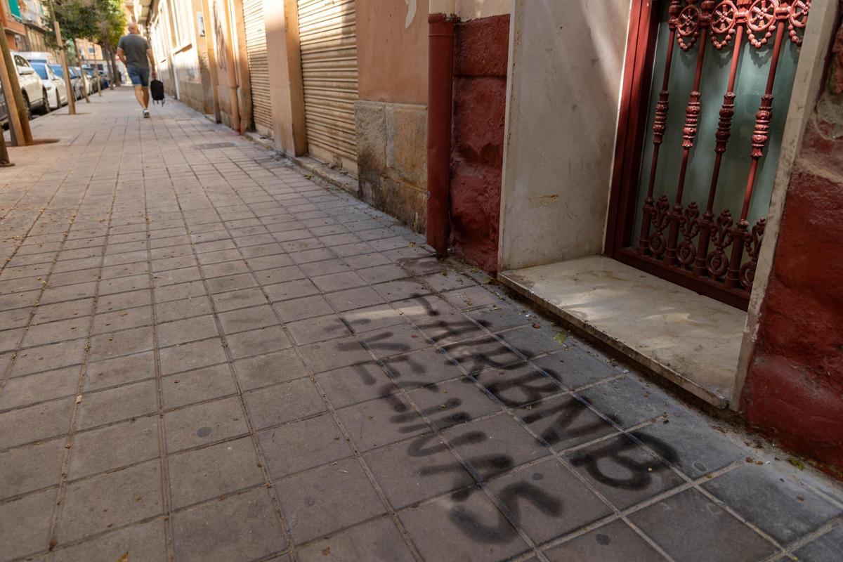 Más pintadas en calles del barrio de El Pla