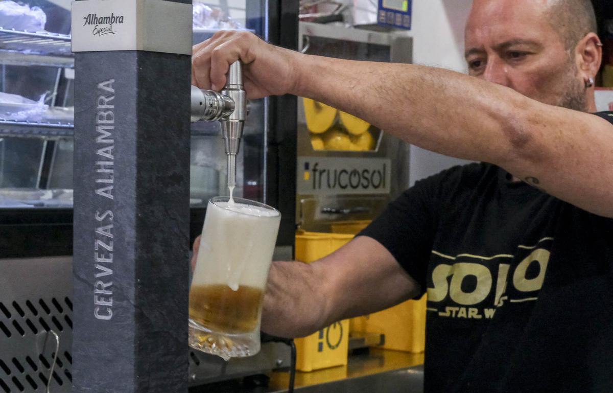 Un camarero sirve una caña en un establecimiento del Archipiélago.