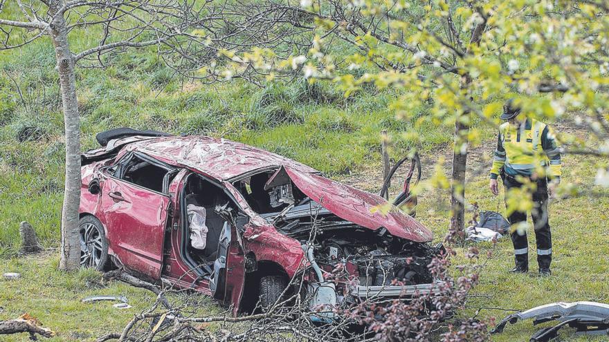 Vehículo en el que viajaban seis jóvenes, cuatro de ellos fallecidos en Xove el mes de abril. |   // EMILIO PÉREZ