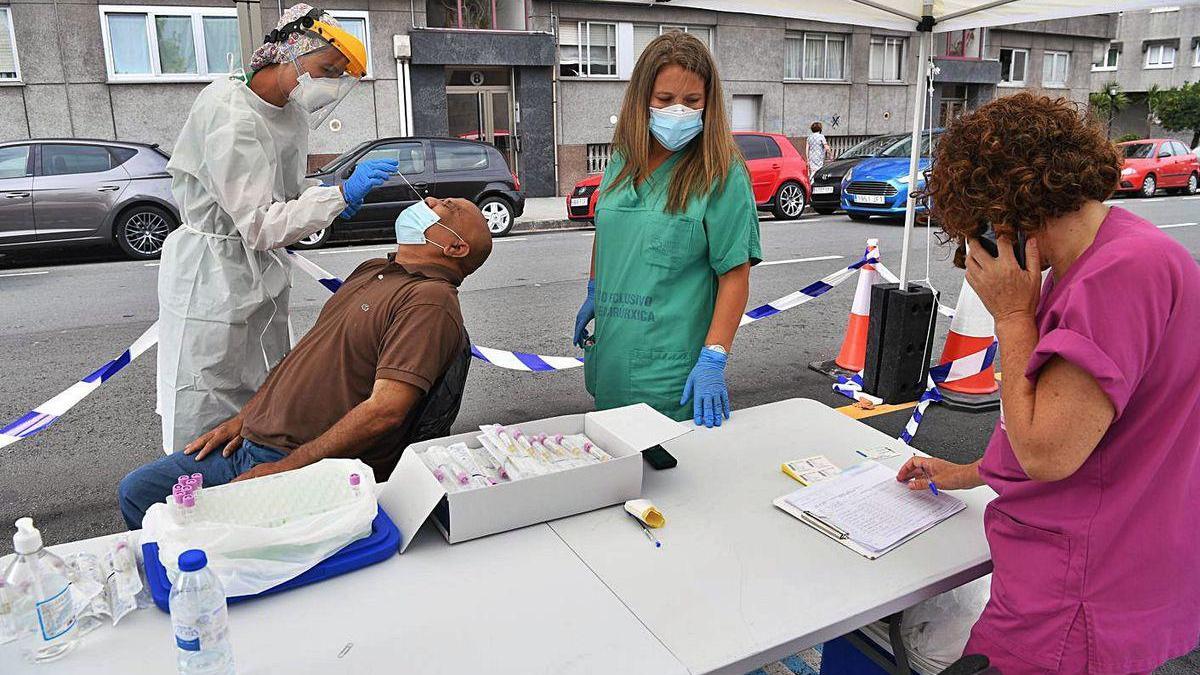 Sanitarios realizan la prueba PCR a un paciente en la carpa instalada en O Ventorrillo.