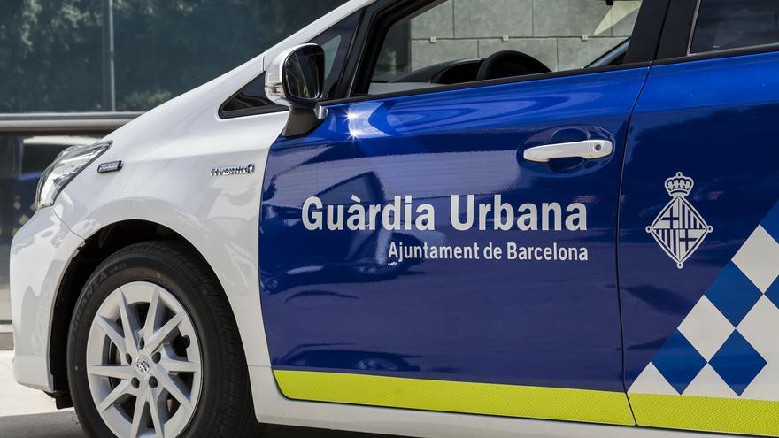 Un hombre que se paseaba por Barcelona con dos cuc